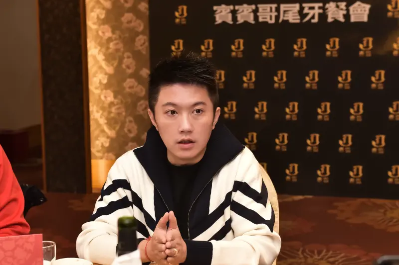 ▲賓賓哥（如圖）提到近來有人建議他出來選議員，但他認為壓力太大，因此並未打算從政，更自爆遭有心人士抹黑，現在背負27條官司，讓全場震驚。（圖／泰霸團隊提供）