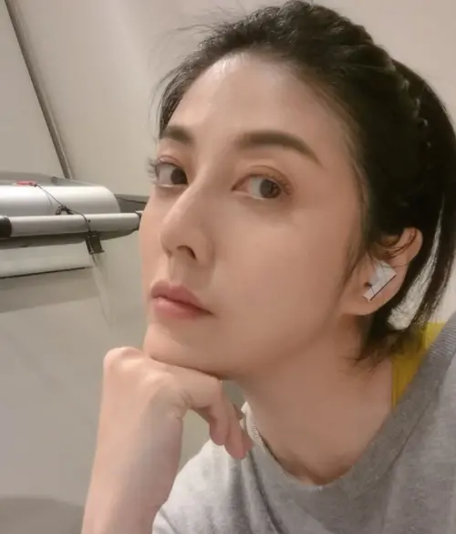 ▲韓瑜整張臉看不見毛細孔，皮膚還散發光澤，好膚質完不輸少女。（圖／韓瑜臉書）