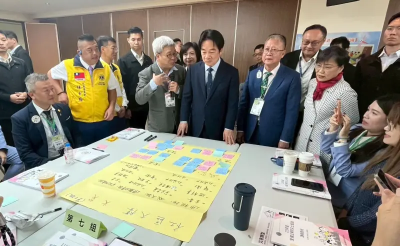 ▲總統賴清德聽取中市府人員講解防災士培訓課程內容。（圖／台中市政府提供，2026.01.20）