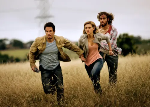 ▲妮可拉佩茲（中）在《變形金剛4：絕跡重生》是第一女主角，扮演馬克華柏格（左）的女兒。（圖／摘自IMDb）