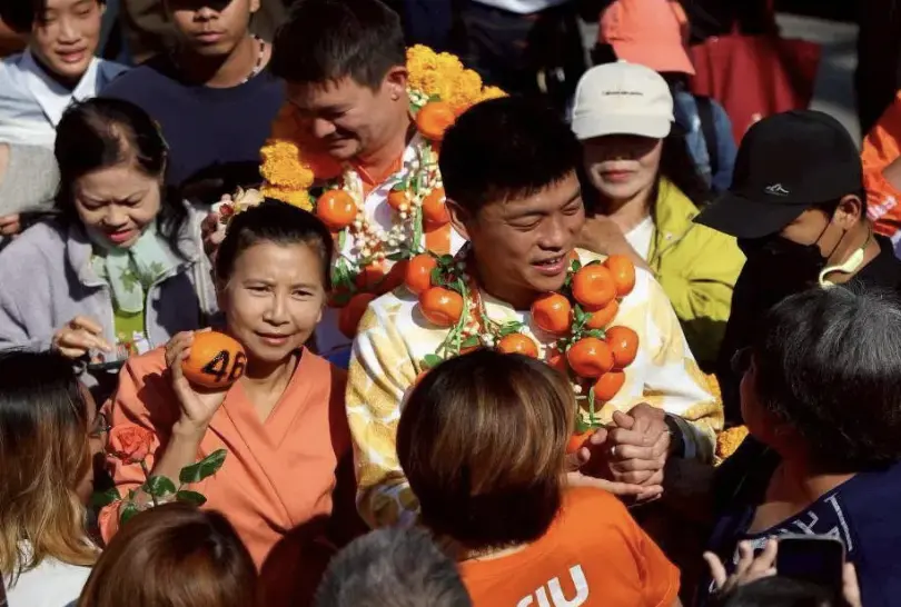 ▲人民黨黨魁納塔蓬（Natthaphong Ruengpanyawut）（中）18日赴泰南董里府拉票，現場湧入支持者。（圖／翻攝自納塔蓬臉書）