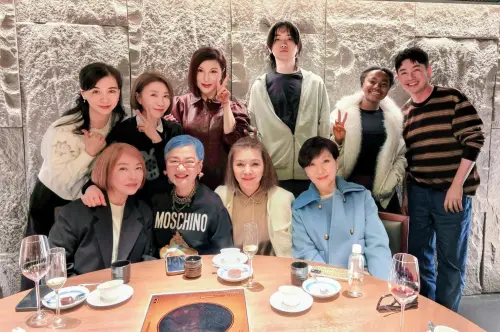 ▲李明川（右）曬出一張大合照，照片中天后雲集，其中77歲張小燕（前排左2）的近況更是引發外界熱議。（圖／翻攝自臉書@李明川 Lee Ming Chuan）