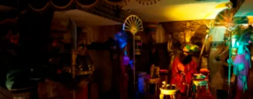 ▲六福村的蘇丹王大冒險在2017年因颱風來襲導致機房損壞，後續因為廠零件停產無法修復，確定停用。（圖／六福村主題樂園官網）