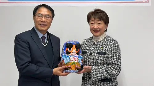 ▲ 仙台市長郡和子致贈締盟20週年仙台紀念達摩給黃偉哲。（圖／南市府提供）