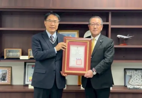 ▲ 黃偉哲頒贈榮譽市民證書給仙台市議者野田讓。（圖／南市府提供）