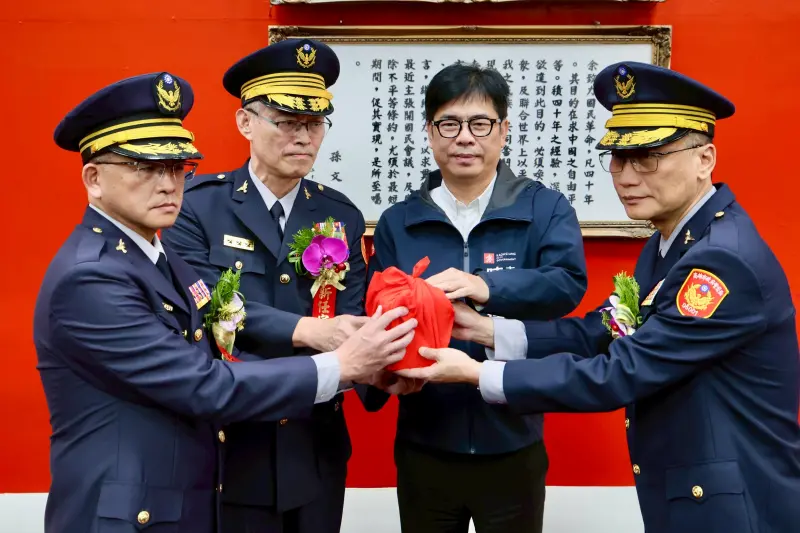▲ 高雄市政府警察局今天進行「卸、新任局長、分局長、大隊長聯合交接典禮」，由市長陳其邁擔任主持人、內政部警政署副署長李文章擔任監交人，這次交接典禮由新任局長趙瑞華上任。（圖／高市府提供）