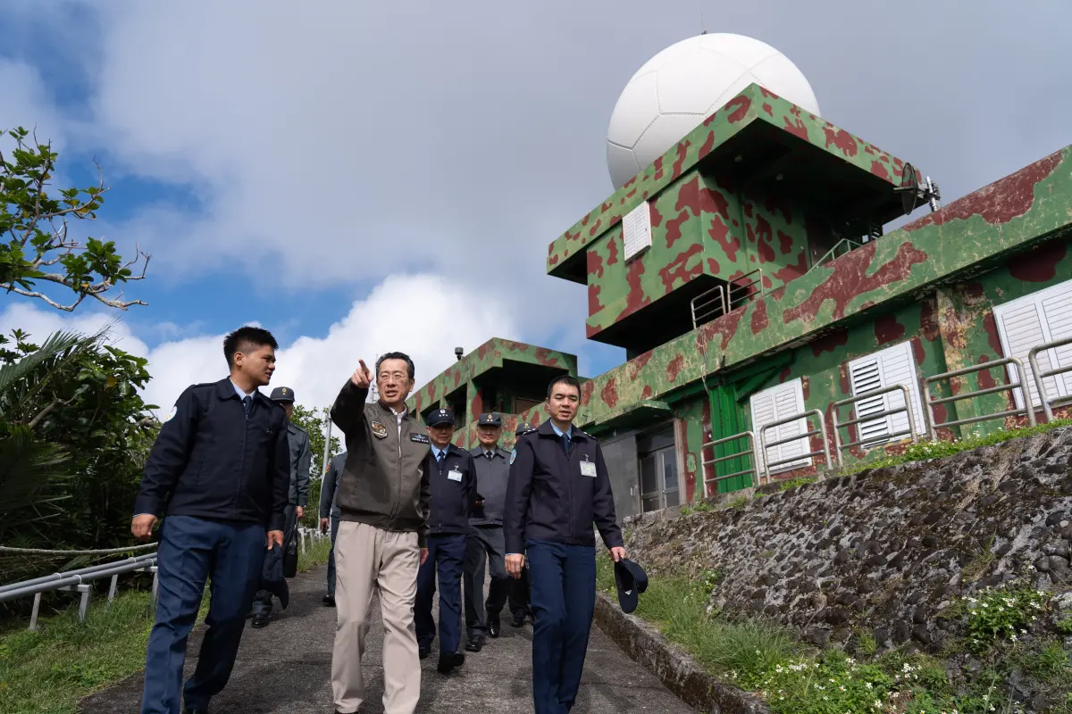 ▲國防部長顧立雄視察綠島氣象聯隊營區環境。（圖／國防部提供）