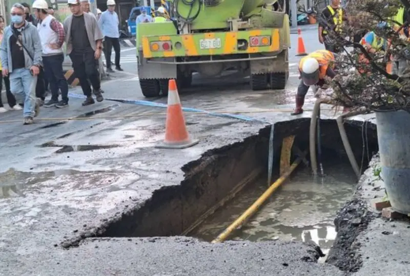 又塌了！台南五妃街驚見2公尺深天坑　居民崩潰怒喊：2年已第3次