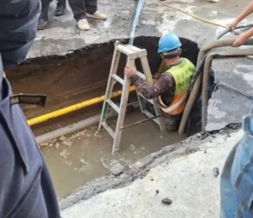 ▲台南市中西區五妃街20日下午再現天坑，坑洞長約2公尺、寬近1公尺、深度接近2公尺，約半個人高。（圖／翻攝畫面）