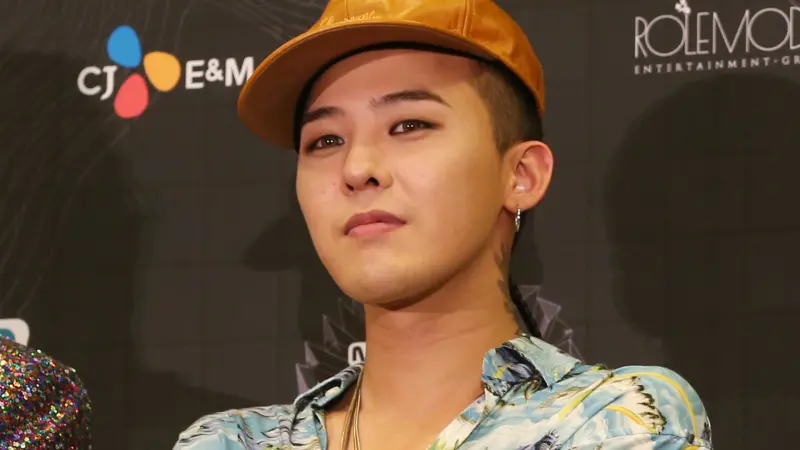 GD怕冷也要搭好機場時尚！大圍巾裹臉　粉絲笑瘋：最會保暖的男人