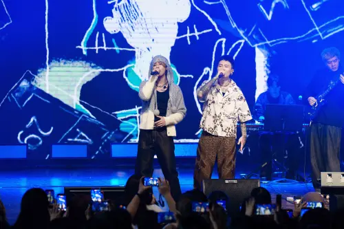 ▲鼓鼓（左）特別飛到上海，擔任蕭秉治（右）演唱會來賓，還起鬨敲碗要他跳吳建豪的奪命三搖，把蕭秉治變唱跳歌手。（圖／相信音樂提供）