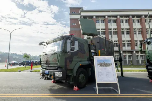 「地表最強戰車」M1A2T守護神！無人機殺手陸軍鷹眼雷達車曝光
