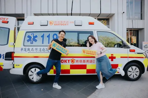 ▲爲體卹救護人員的辛勞，張文晃夫婦毅然決定提高預算，指定捐贈具備挑高空間的「頂級規格救護車」，讓救護人員能在更寬敞、符合人體工學的環境中，專注於搶救生命。（圖／肯塔基美語提供）