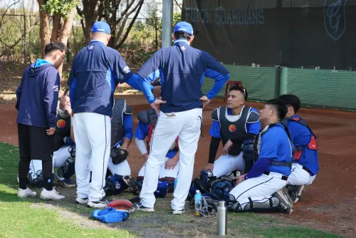 ▲富邦悍將林岱安加入春訓，首日與學弟互動頻繁，他也大方表示，只要學弟有問題，歡迎與他討論。（圖／富邦悍將提供）