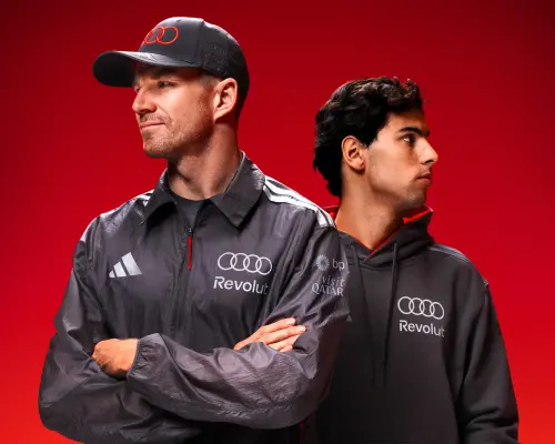 ▲「Driver選手系列」以簡潔灰色為基底，於肩部配置淺灰色三線標誌，袖口與內領口則以紅色線條點綴，在低調中展現賽車文化的激情張力，也呼應選手的專業身分及魅力氣場。(圖/adidas提供)