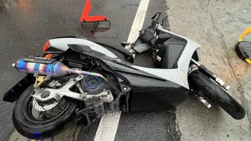 新北騎士路滑自摔倒地！下秒「遭對向小客車猛撞」命危送醫搶救中
