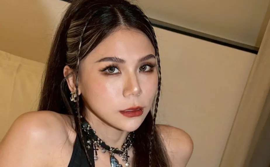 ▲YouTuber蕾菈（Lyla；如圖）曾深受私密處異味困擾，最嚴重一年感染4次，當時不熟如何照護，竟拿香水噴私密處想要掩蓋味道，蕾菈回想起來無奈直呼：「真的是有夠低能耶！」（圖／翻攝自IG@la.112814）