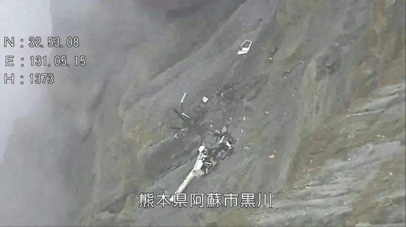 阿蘇觀光直升機墜火山口！2台人生死不明　先遣隊冒霧上山勘查