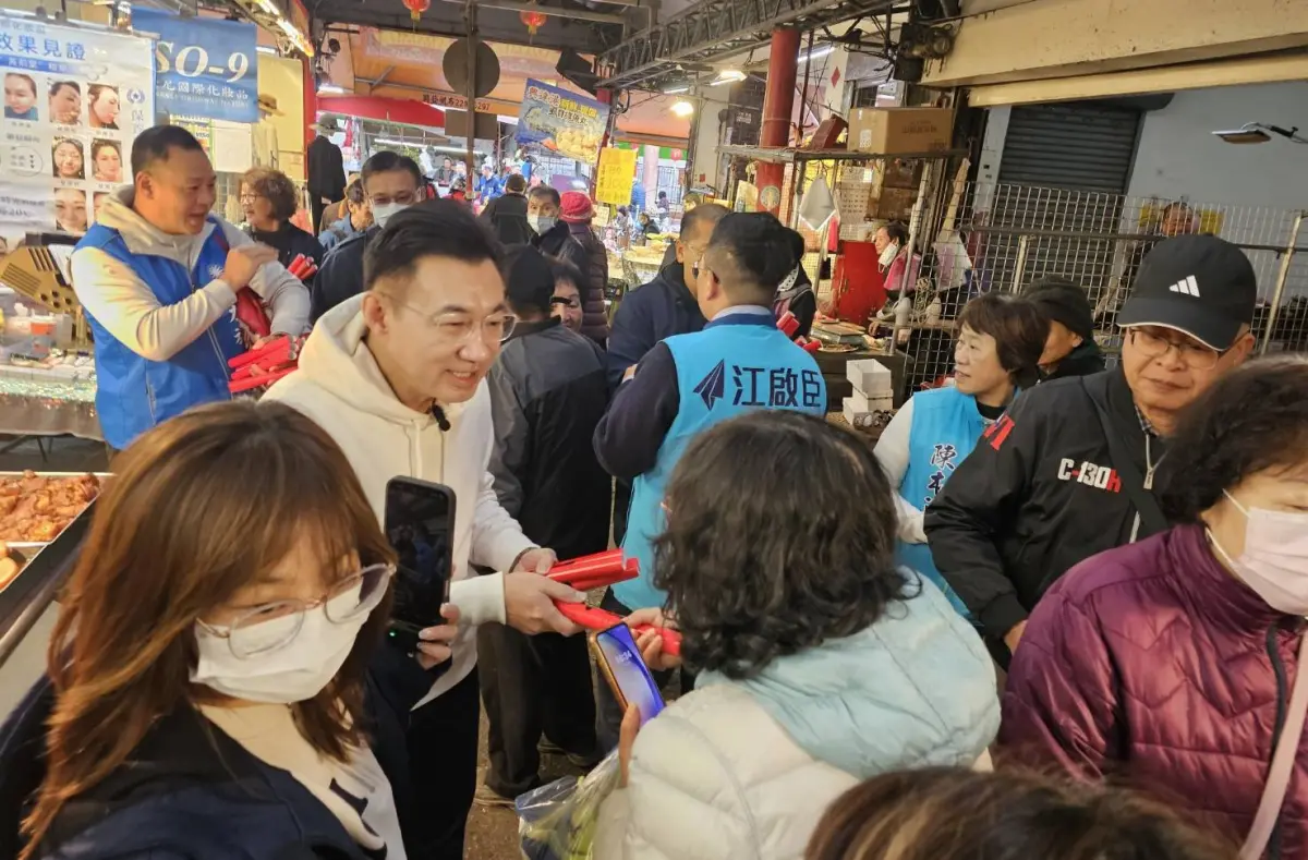 ▲江啟臣今天到豐原菜市場發送馬年春聯。（圖／讀者提供，2026.01.21）