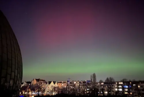 ▲劇烈的「地球磁暴」影響，德國柏林出現罕見的極光現象。（圖／柏林天文站分享）