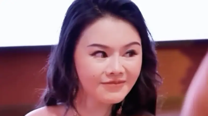 ▲中國女性商師周媛（如圖）一部影片因魔性台詞、肢體語言掀起熱度，各大社群翻拍「我的身體成了一個X型」等畫面，洗腦程度爆表。現年46歲的周媛，來自中國長沙、誕下2個孩子後與老公無預警進入無性婚姻，2018年5月周媛成立「黑白顛性商學院。」（圖／翻攝自周媛抖音）