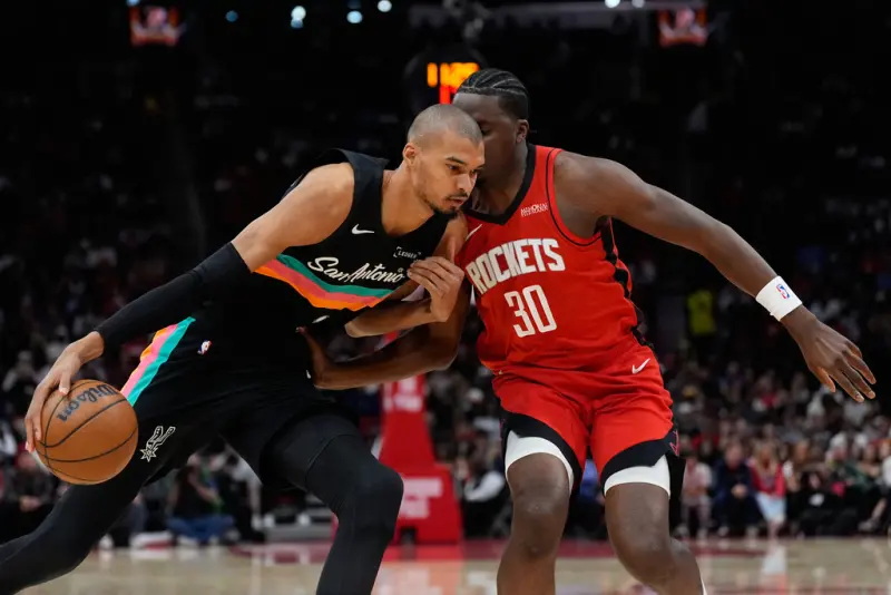 影／在打電動？文班亞馬「暴力隔扣」卡佩拉　美媒嚇壞：聯盟噩夢