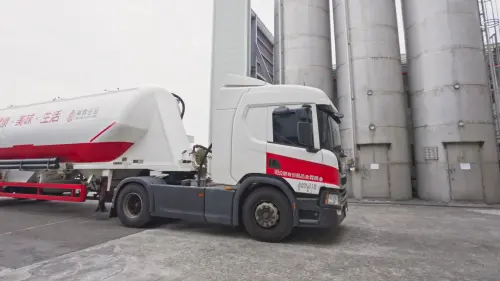 ▲興霖使用產官學合作研製專用粉心麵粉，還透過散裝麵粉專車送達，全程密閉、不落地，直達廠內，確保品質穩定。（圖／NOWNEWS攝）