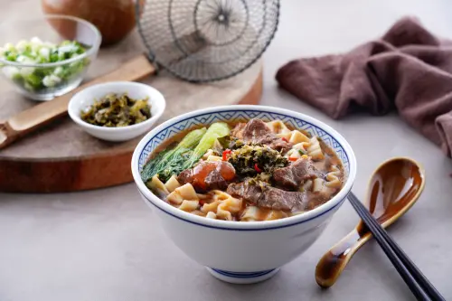 ▲五木的調理軟袋湯頭採用實際燉煮工法，嚴格控制燉煮時間與溫度，讓湯頭保有層次與厚度。（圖／業者提供）