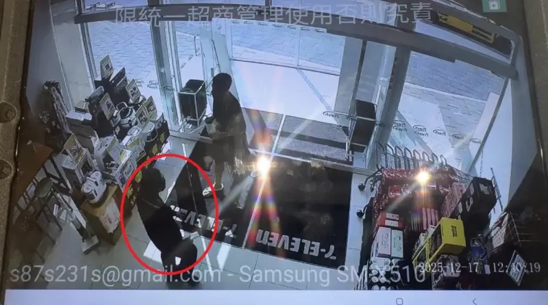 ▲劉嫌前往超商為詐欺集團領取被害人寄送金融卡包裹。（圖／高市少年隊提供）