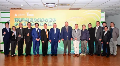 ▲USGBC在2025年籌組酒精汽油委員會及SAF技術委員會，召開多次會議。圖片左起為中經院能源與環境研究中心主任劉哲良、中經院國際所所長温蓓章、台灣區車輛工業同業公會業務處處長吳進昌、台灣區車輛工業同業公會機車產業政策小組召集人吳添福、美國在台協會農業組副組長白皓宇、USGBC駐台代表盧智卿、USGBC副總裁Cary Sifferath、美國堪薩斯州玉米委員會委員Derek Belton、國科會台灣淨零科技方案推動小組主任林耀東、中技社顧問王釿鋊、中經院綠色經濟研究中心副研究員陳中舜、國際航空運輸協會台灣區總經理李育修、台灣經濟研究院研究一所副主任許中駿、中經院第三所高級分析師鄭睿合（前）及國家原子能科技研究院副所長郭家倫。（圖／USGBC提供）