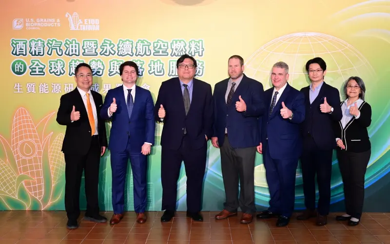 ▲USGBC與中經院研究團隊共享生質能源研究成果。圖片左起為USGBC駐台代表盧智卿、美國在台協會農業組副組長白皓宇、中經院區域發展研究中心主任劉大年、美國堪薩斯州玉米委員會委員Derek Belton、USGBC副總裁Cary Sifferath、中經院能源與環境研究中心劉哲良主任及國際所所長温蓓章。（圖／USGBC提供）