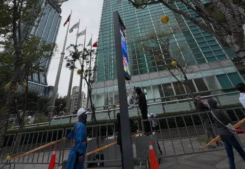 ▲霍諾德將在週六（24日）挑戰徒手攀爬台北101外牆，今日起台北101周遭已開始圍起柵欄。（圖／Threads@frank115515授權提供）