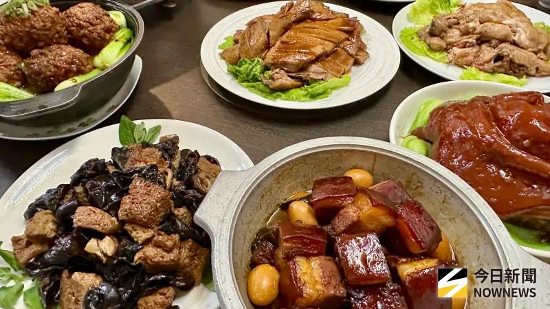 ▲店裏除了冰糖醬鴨、燻魚、紅燒獅子頭、冰糖醬蹄膀等上海特色料理，還有四川口味的椒麻香雞、鴨肉、鴨脖子、鴨翅等真空包裝的滷味，也推出應景的真空包年菜。（圖／記者陳美嘉攝）