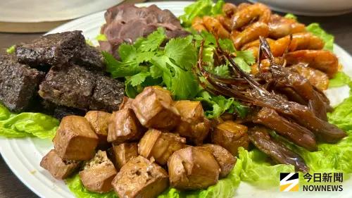 ▲丫哩哩的醬滷透過浸泡、醃製、熬煮讓食材自然上色，味道由外而內漸次深入，滷汁精華深入骨髓，令人吮指回味。（圖／記者陳美嘉攝）