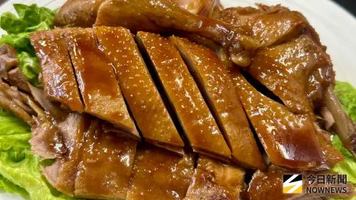▲「上海冰糖醬鴨」肉質Q彈紮實、充分入味，外皮裹上光潤濃稠的醬汁，入口甘甜飽滿。（圖／記者陳美嘉攝）