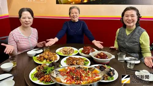 ▲店裏除了冰糖醬鴨、燻魚、紅燒獅子頭、冰糖醬蹄膀等上海特色料理，還有四川口味的椒麻香雞、鴨肉、鴨脖子、鴨翅等真空包裝的滷味，也推出應景的真空包年菜。（圖／記者陳美嘉攝）