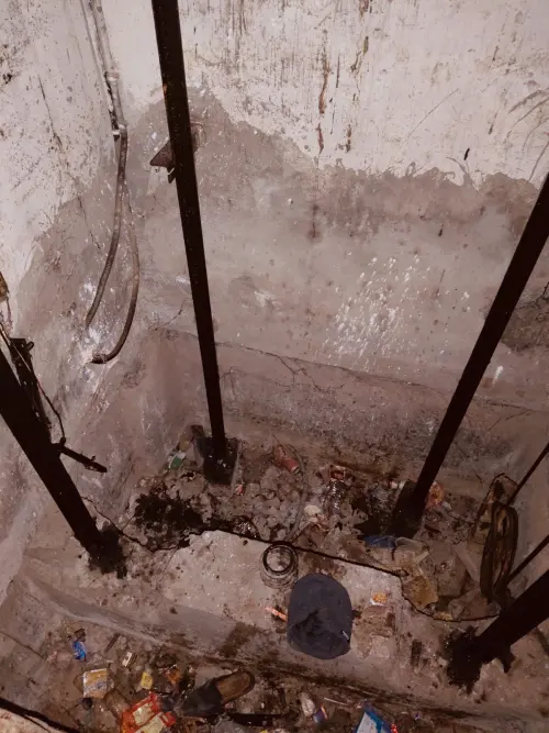 77歲翁墜電梯井身亡！遺體遭「反覆碾壓」10天高級社區飄惡臭
