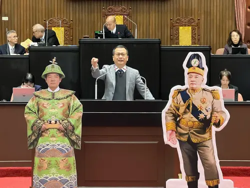 ▲藍白在議場擺放「清德宗」、「賴世凱」的看板。（圖／翻攝自吳思瑤Threads）