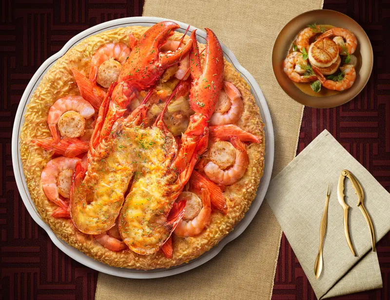 ▲必勝客表示，去年一推出即秒殺賣完的「金奢波士頓龍蝦海鮮比薩」回歸上市，特價1888元，另還推出「金皇軟殼蟹鮑魚比薩」。（圖／必勝客提供www.pizzahut.com.tw）