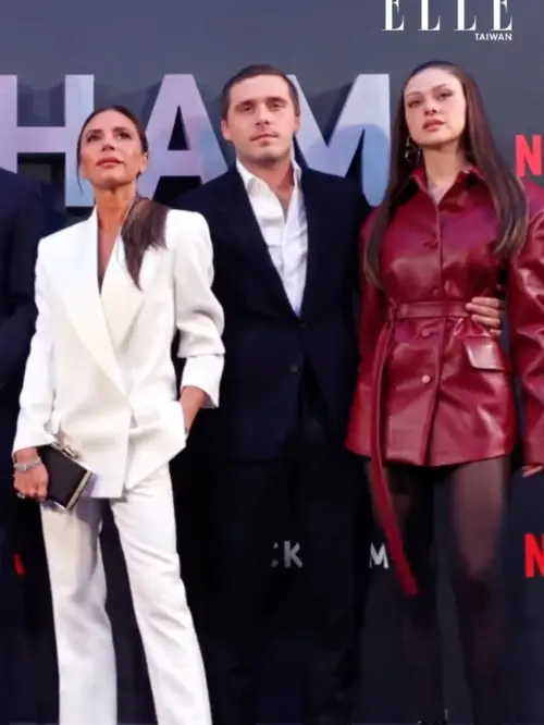 ▲維多利亞（左）在2023年首映會上始終冷眼對待兒子布魯克林（中）與媳婦妮可拉（右）。（圖／翻攝自微博）