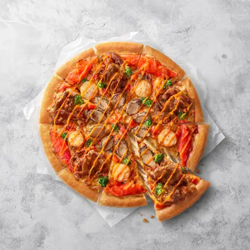 ▲必勝客今年除了推出「金奢波士頓龍蝦海鮮比薩」，另還有「金皇軟殼蟹鮑魚比薩」。（圖／必勝客提供www.pizzahut.com.tw）