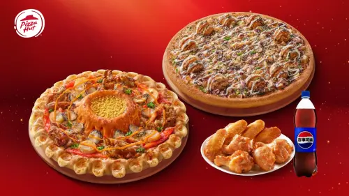 ▲多人聚餐可選擇必勝客「新春烏金噴發火山餐」，含「金皇軟殼蟹鮑魚大比薩」並免費升級「金饌烏魚子火山熔岩餅皮」，還有第二個大比薩、副食六選一等。（圖／必勝客提供www.pizzahut.com.tw）