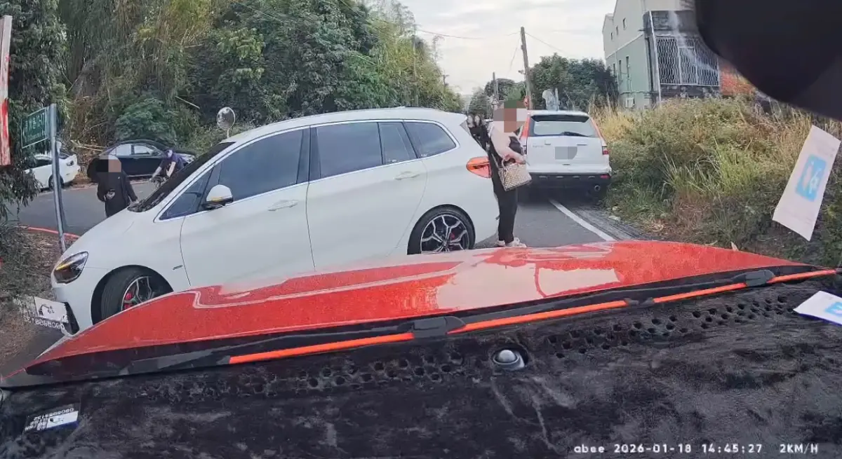 ▲網友控訴日前在彰化員林百果山樂園外停車時，遭一輛白車逆向搶位，還險些撞上家人。（圖／翻攝Threads＠z05235250）