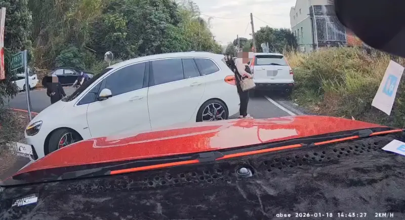 ▲網友控訴日前在彰化員林百果山樂園外停車時，遭一輛白車逆向搶位，還險些撞上家人。（圖／翻攝Threads＠z05235250）