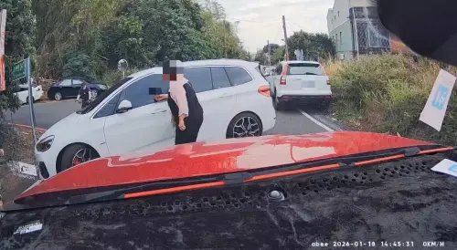 ▲網友控訴日前在彰化員林百果山樂園外停車時，遭一輛白車逆向搶位，還險些撞上家人，對方甚至不理會其母親上前理論執意要停車。（圖／翻攝Threads）