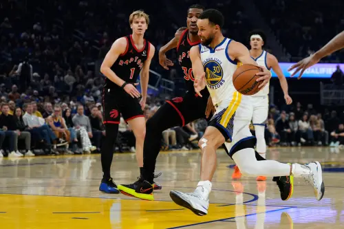 ▲勇士一哥柯瑞（Stephen Curry）（右）本場投進2顆外線，將史上最長連續投進三分場次，提升至84場。（圖／美聯社／達志影像）