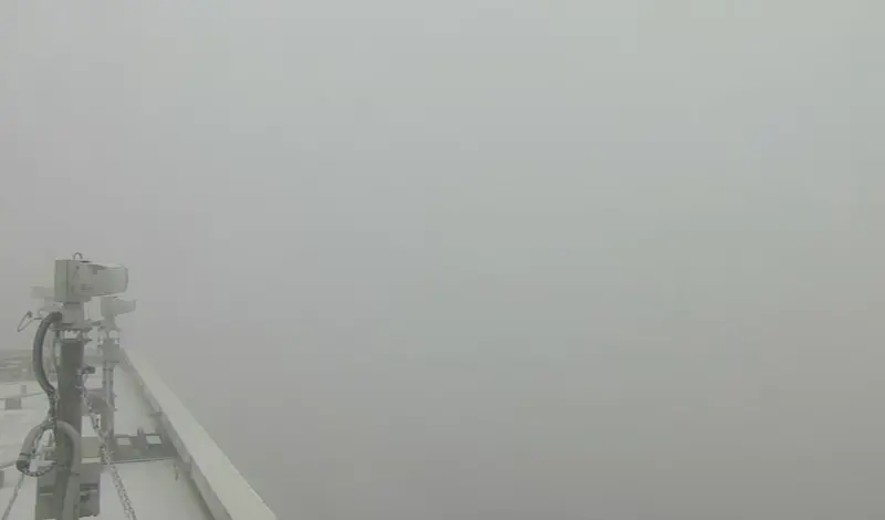 ▲阿蘇火山直播被濃霧覆蓋，完全看不到火山，氣溫攝氏零度以下，且下雪。（圖／翻攝自RKK NEWS DIG YouTube）