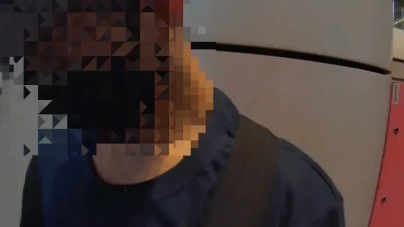 ▲台北市信義區市府捷運站2號出口一名44歲的楊姓慣犯，因不斷翻動包包被警方盯上。（圖／翻攝畫面）