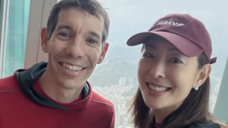 ▲艾力克斯．霍諾德（Alex Honnold；左）本月24日將徒手攀登台北101，董事長賈永婕（右）今（21）日稍早發文提醒民眾屆時圍觀2件注意事項，「請勿闖入管制區域」、「請勿自行操作無人機拍攝。」（圖／翻攝自賈永婕IG）