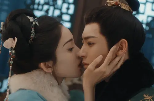 ▲古力娜扎（左）爆料侯明昊一拍吻戲就笑場。（圖／iQIYI愛奇藝國際版）